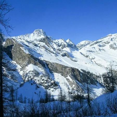 Nyaraló Stone With Views Over Balme Valley *